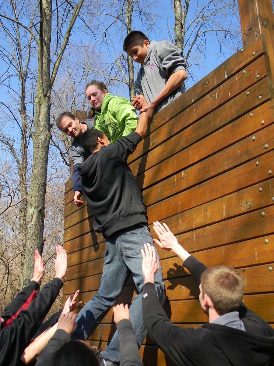 4h youth using military obstacle course