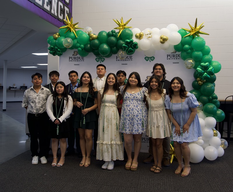 a group of Juntos 4-H graduates