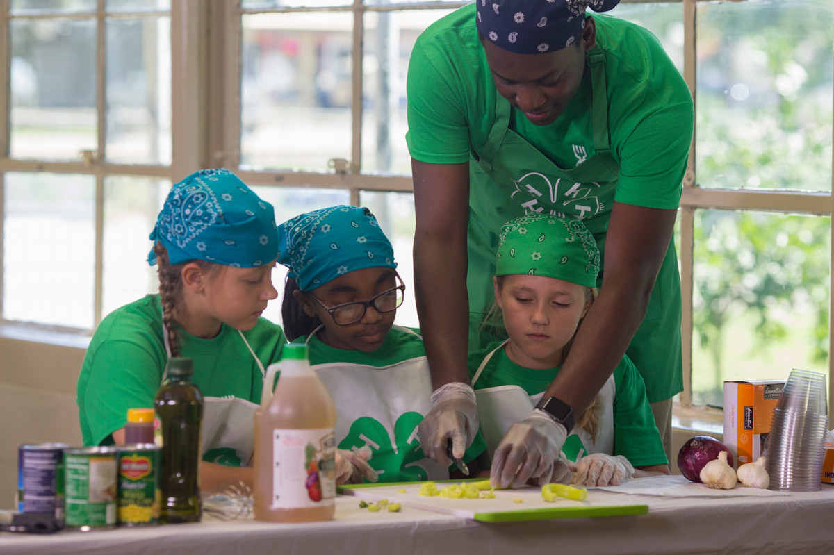 4-H Volunteer Cutting Peppers with Children