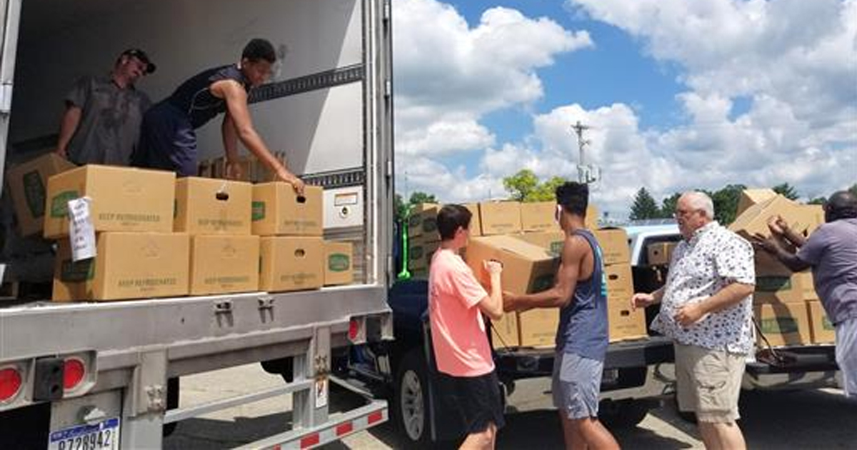Unloading boxes from a truck together